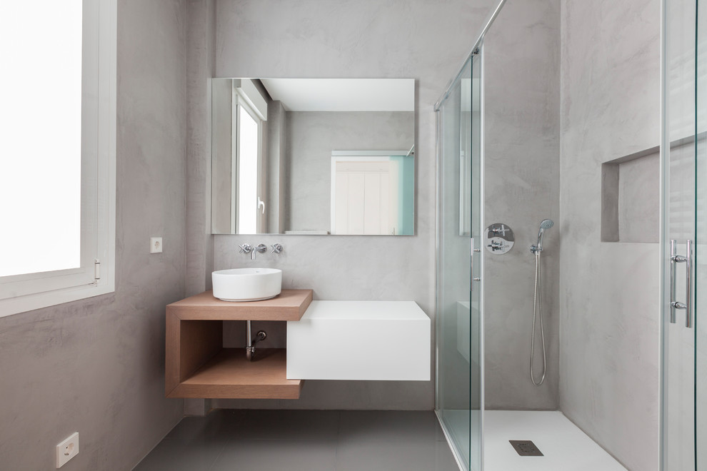 Idéer för att renovera ett mellanstort funkis badrum med dusch, med släta luckor, vita skåp, en hörndusch, grå väggar, klinkergolv i keramik, ett fristående handfat, grått golv och dusch med skjutdörr