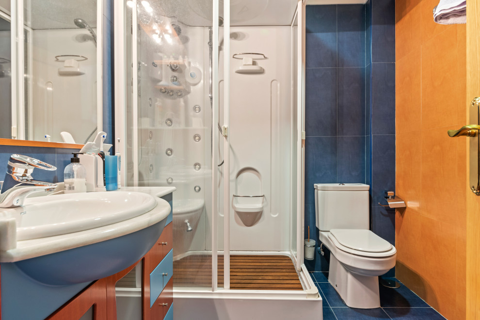 Idéer för stora vintage vitt badrum med dusch, med möbel-liknande, vita skåp, en hörndusch, en bidé, blå kakel, porslinskakel, blå väggar, klinkergolv i porslin, ett fristående handfat, marmorbänkskiva, blått golv och med dusch som är öppen