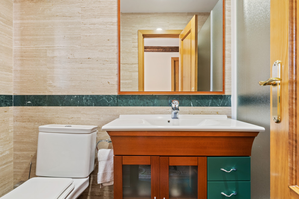 Источник вдохновения для домашнего уюта: маленькая ванная комната в стиле неоклассика (современная классика) с фасадами островного типа, белыми фасадами, двойным душем, унитазом-моноблоком, мраморной плиткой, белыми стенами, мраморным полом, душевой кабиной, накладной раковиной, столешницей из искусственного камня, зеленым полом, душем с распашными дверями, белой столешницей, тумбой под одну раковину и встроенной тумбой для на участке и в саду