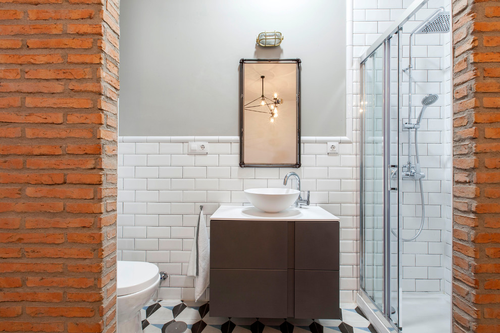 Foto di una stanza da bagno con doccia industriale di medie dimensioni con ante lisce e ante bianche
