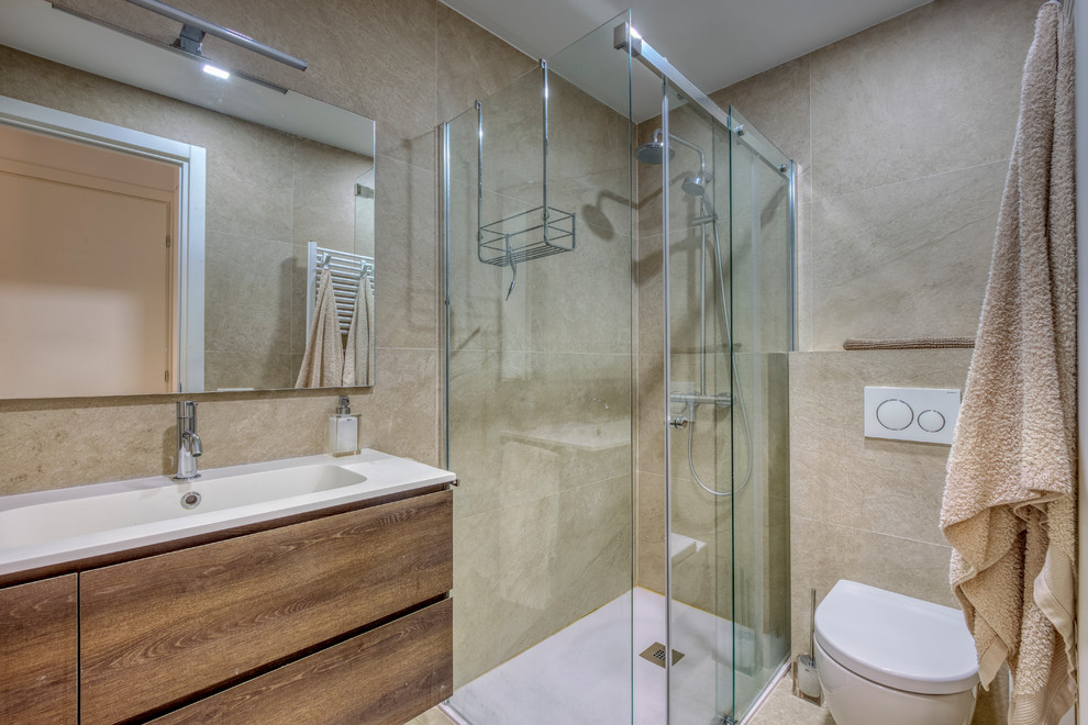 Свежая идея для дизайна: большая ванная комната в стиле модернизм с серыми стенами и полом из ламината - отличное фото интерьера