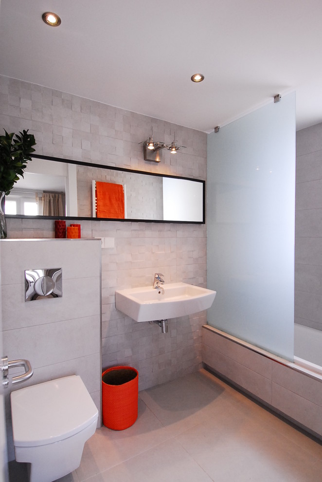 Ejemplo de cuarto de baño principal contemporáneo de tamaño medio con bañera empotrada, combinación de ducha y bañera, sanitario de una pieza y lavabo suspendido