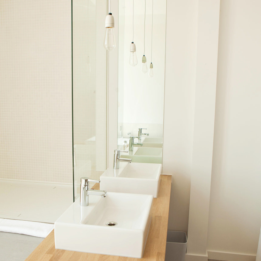 Ejemplo de cuarto de baño actual de tamaño medio con armarios abiertos, ducha a ras de suelo, paredes blancas, aseo y ducha, lavabo sobreencimera y encimera de madera