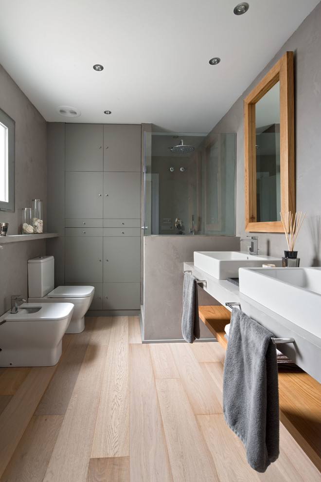 Ejemplo de cuarto de baño principal contemporáneo grande con armarios abiertos, ducha esquinera, bidé, lavabo sobreencimera y ducha abierta