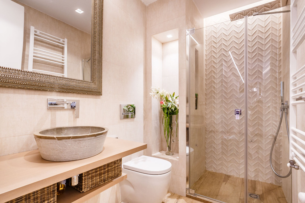 Imagen de cuarto de baño único contemporáneo con ducha empotrada, sanitario de pared, baldosas y/o azulejos beige, lavabo sobreencimera, suelo marrón, ducha con puerta con bisagras y encimeras beige