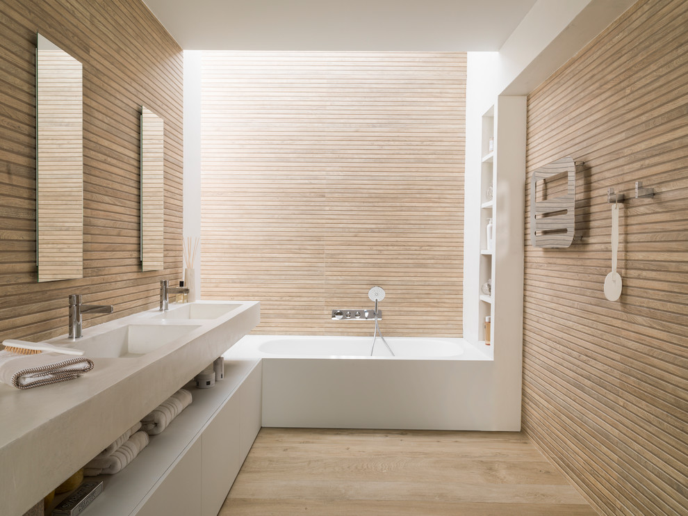 На фото: главная ванная комната среднего размера в современном стиле с плоскими фасадами, белыми фасадами, душем над ванной, коричневыми стенами, паркетным полом среднего тона, монолитной раковиной, коричневым полом и открытым душем с