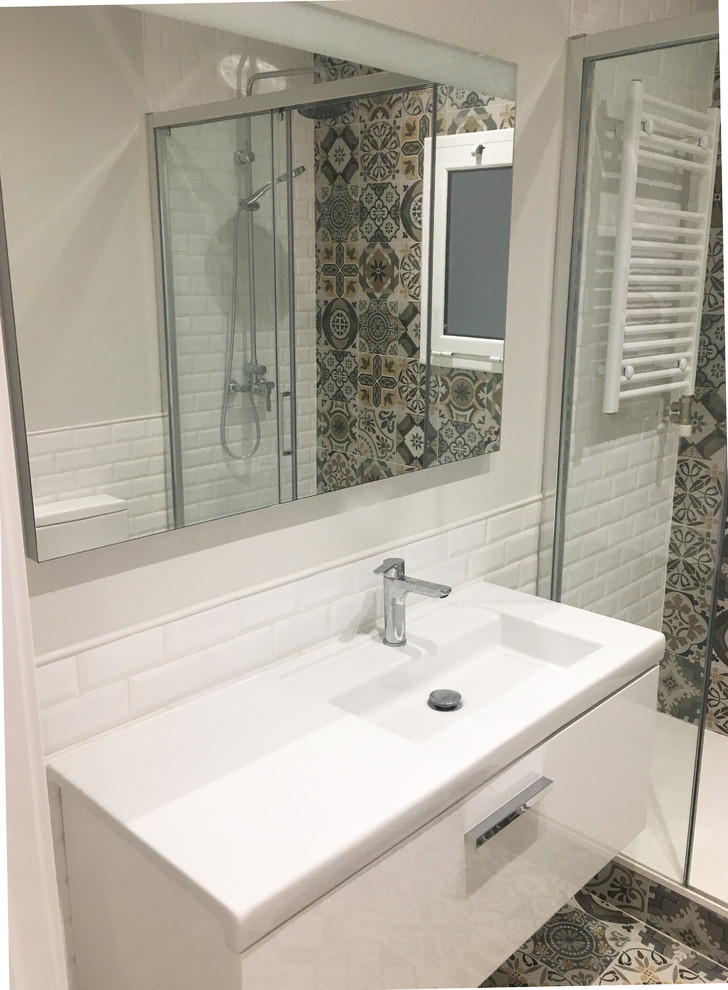 Photo of a small modern ensuite bathroom in Barcelona with flat-panel cabinets, white cabinets, multi-coloured tiles, porcelain tiles and multi-coloured floors.