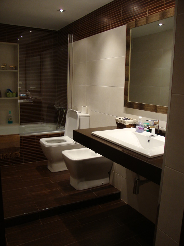 Esempio di una stanza da bagno padronale contemporanea di medie dimensioni con vasca ad alcova, vasca/doccia, WC a due pezzi, pareti beige e lavabo sottopiano