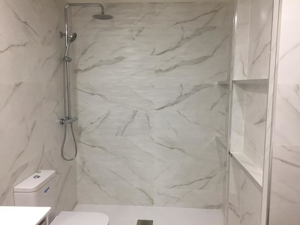 Modelo de cuarto de baño principal contemporáneo pequeño con ducha a ras de suelo, baldosas y/o azulejos blancos, baldosas y/o azulejos de cerámica y lavabo integrado