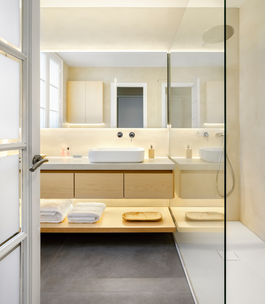 На фото: ванная комната в современном стиле с светлыми деревянными фасадами, открытым душем, бежевой плиткой, бежевыми стенами, полом из керамогранита, серым полом, открытым душем и белой столешницей