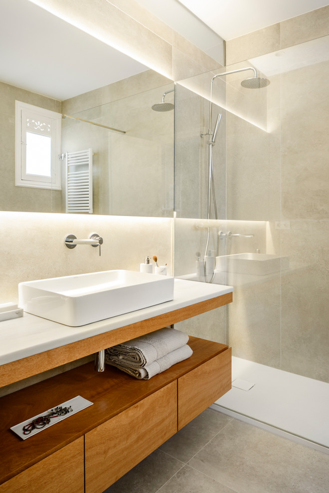 Стильный дизайн: ванная комната в современном стиле с фасадами цвета дерева среднего тона, открытым душем, бежевой плиткой, керамогранитной плиткой, бежевыми стенами, полом из керамогранита, серым полом и открытым душем - последний тренд