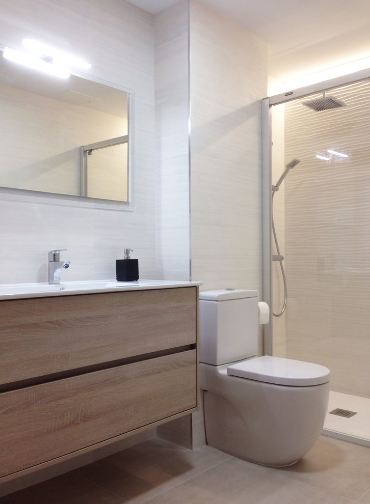 Modelo de cuarto de baño principal contemporáneo de tamaño medio con armarios tipo mueble, puertas de armario de madera clara, baldosas y/o azulejos beige, paredes beige y suelo de baldosas de cerámica