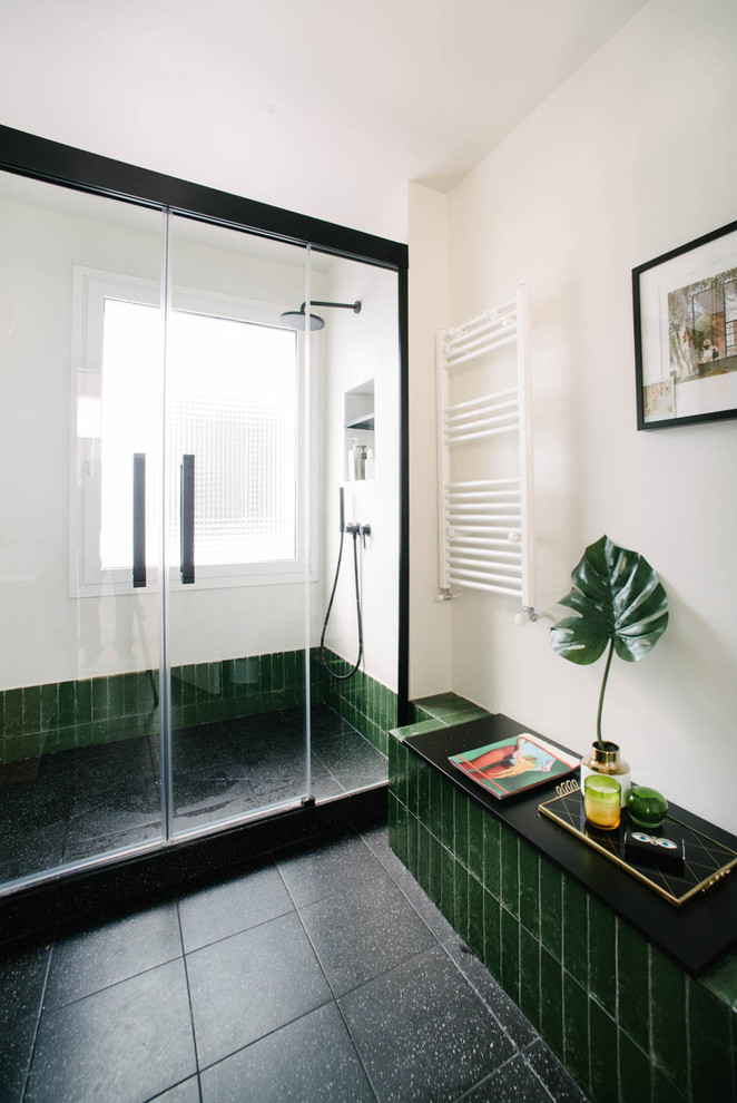 Стильный дизайн: ванная комната в современном стиле с душем без бортиков, зеленой плиткой, душем с распашными дверями, белыми стенами, черным полом и окном - последний тренд