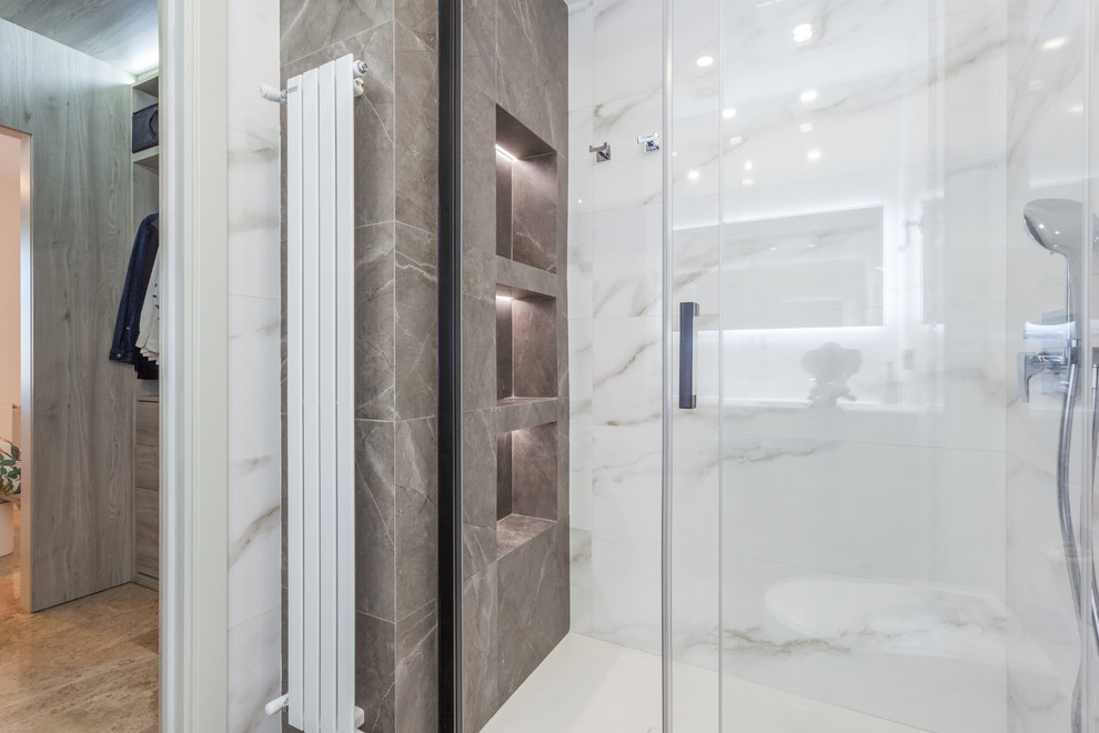 Inspiration for a medium sized shower room bathroom in Valencia with a built-in shower, a one-piece toilet, porcelain flooring, an integrated sink, grey floors, a sliding door, white worktops, a wall niche and a drop ceiling.
