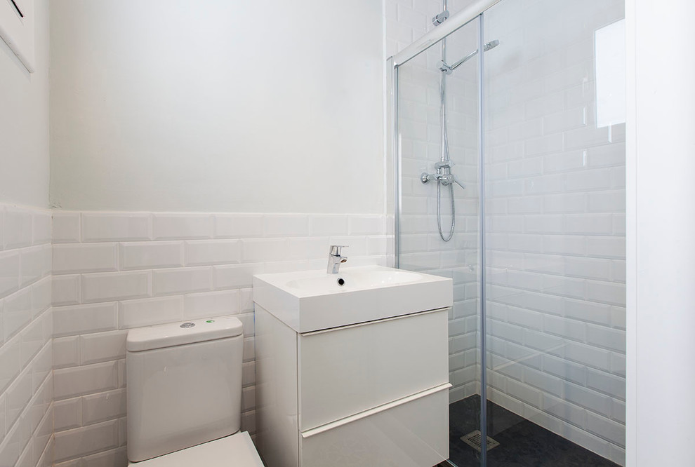 Imagen de cuarto de baño urbano con espejo con luz