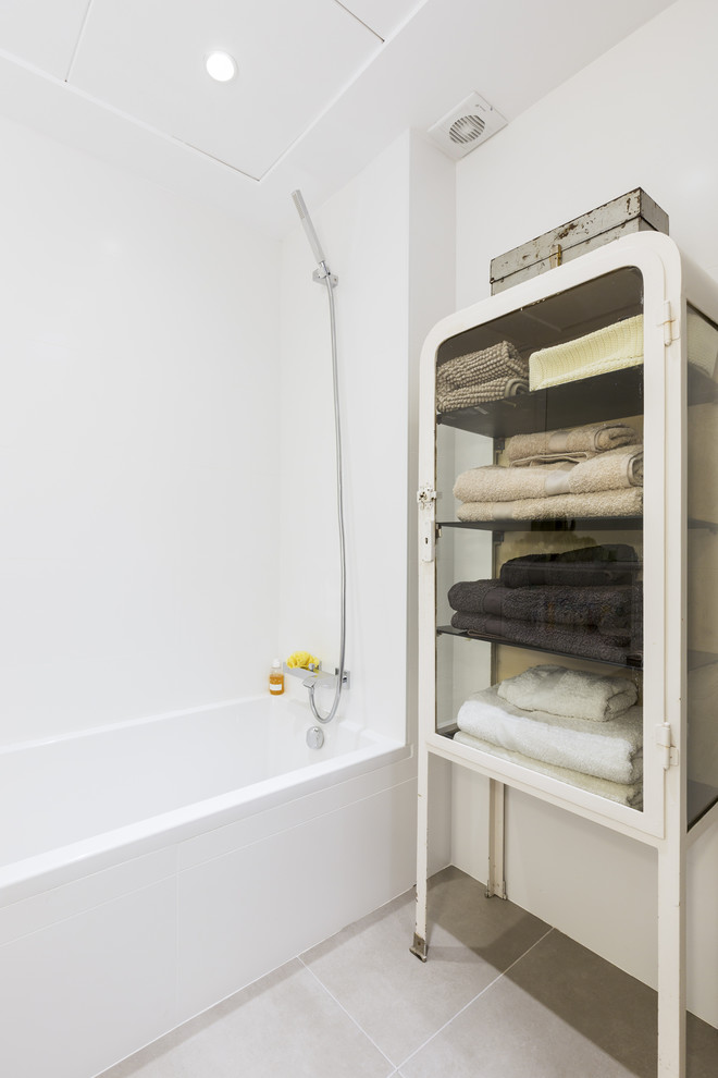 Foto di una stanza da bagno design con vasca ad alcova, pareti bianche, vasca/doccia, pavimento grigio e doccia aperta