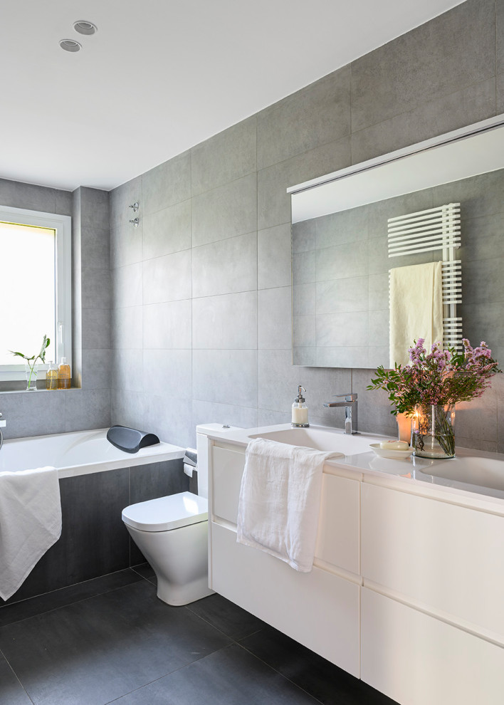 Immagine di una stanza da bagno padronale minimal di medie dimensioni con ante lisce, ante in legno chiaro, piastrelle beige, piastrelle di cemento, top in legno, top marrone, un lavabo e mobile bagno sospeso