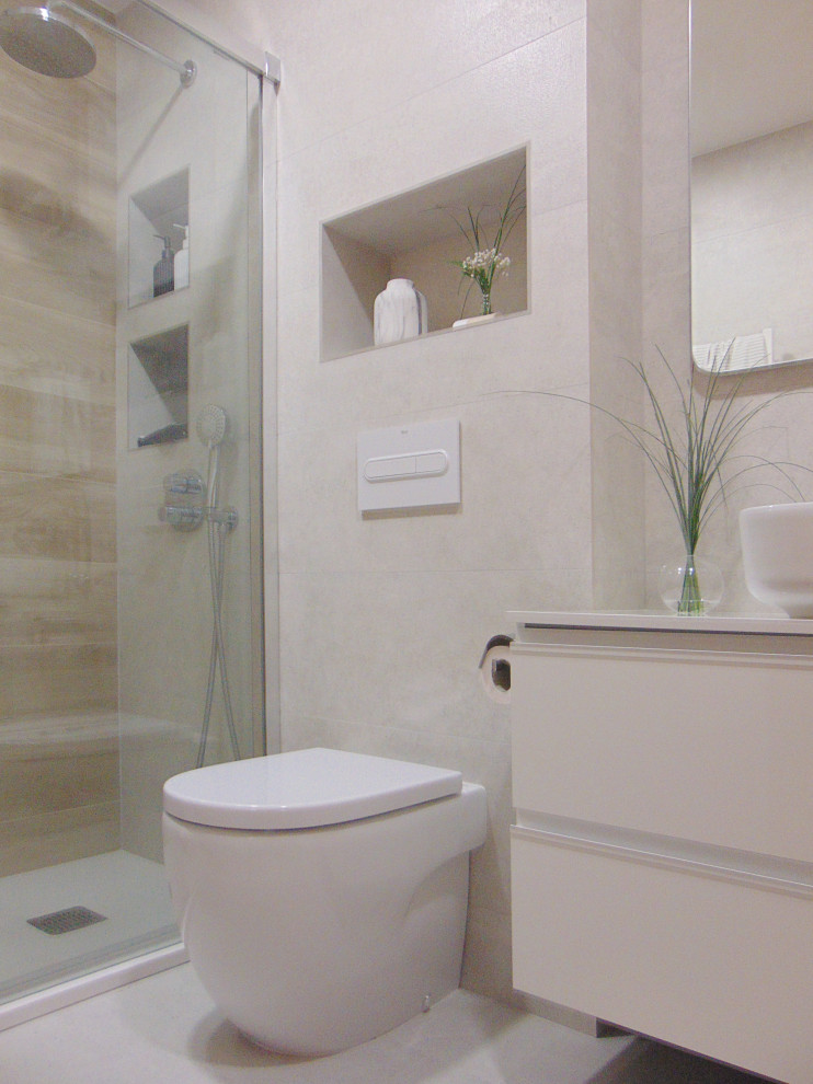 Идея дизайна: ванная комната среднего размера в современном стиле с белыми фасадами, душем без бортиков, инсталляцией, серой плиткой, керамогранитной плиткой, серыми стенами, полом из керамогранита, душевой кабиной, настольной раковиной, столешницей из ламината, серым полом, душем с раздвижными дверями и белой столешницей