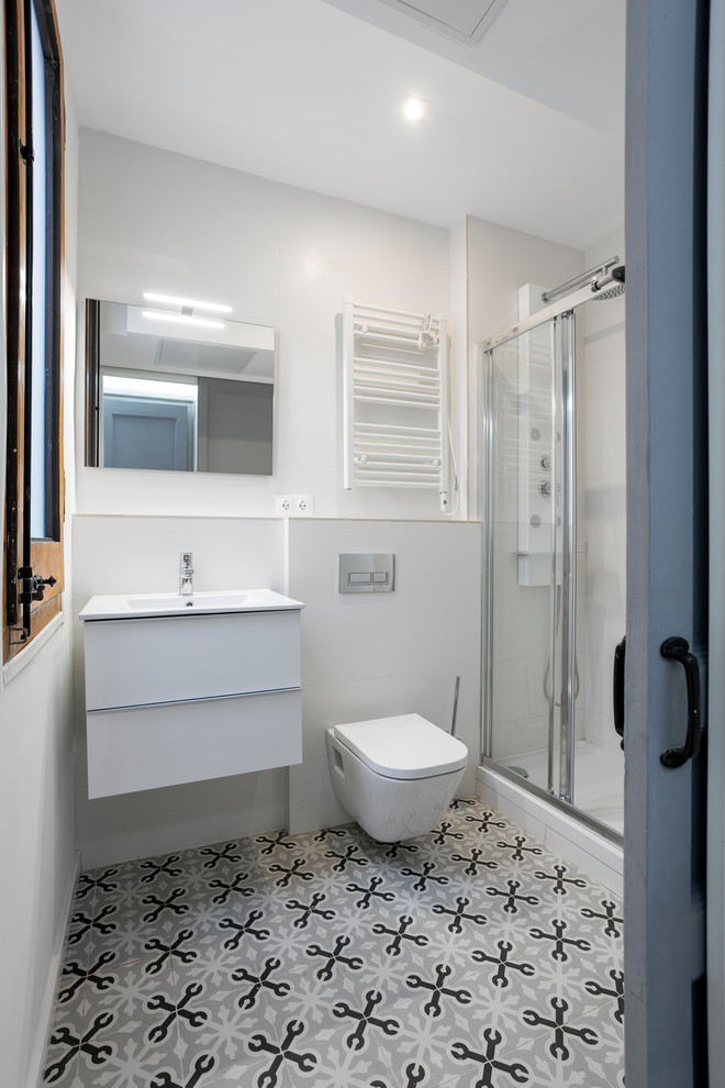 Diseño de cuarto de baño principal mediterráneo de tamaño medio con ducha empotrada, baldosas y/o azulejos grises, paredes blancas, suelo de baldosas de cerámica y suelo multicolor