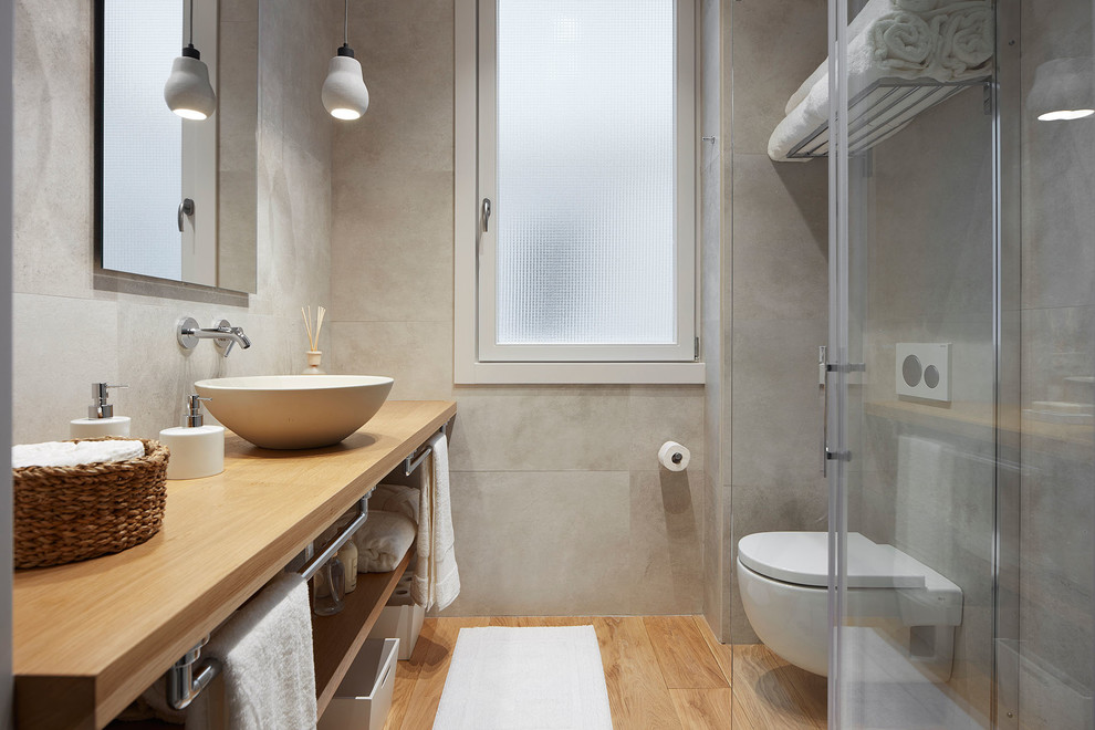 Пример оригинального дизайна: главная ванная комната среднего размера в современном стиле с открытыми фасадами, фасадами цвета дерева среднего тона, ванной в нише, душем над ванной, настольной раковиной и столешницей из дерева