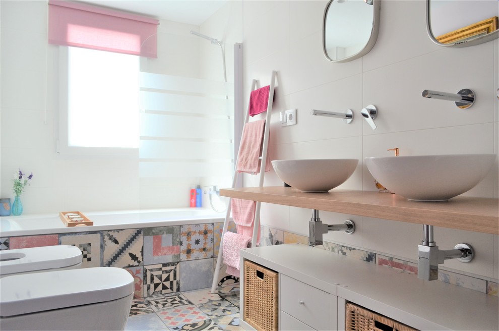 Свежая идея для дизайна: главная ванная комната в скандинавском стиле с серыми фасадами, накладной ванной, разноцветной плиткой, керамической плиткой, разноцветными стенами, полом из керамической плитки, настольной раковиной, столешницей из дерева и разноцветным полом - отличное фото интерьера