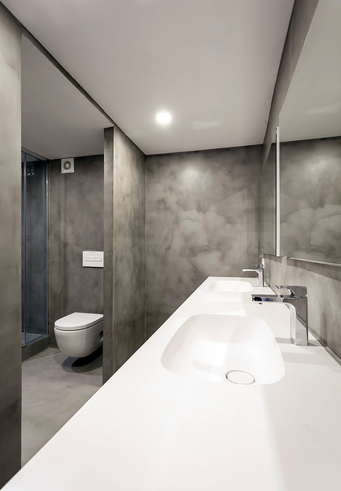 Modelo de cuarto de baño contemporáneo de tamaño medio con ducha empotrada, baldosas y/o azulejos beige, paredes grises, suelo de cemento y suelo gris