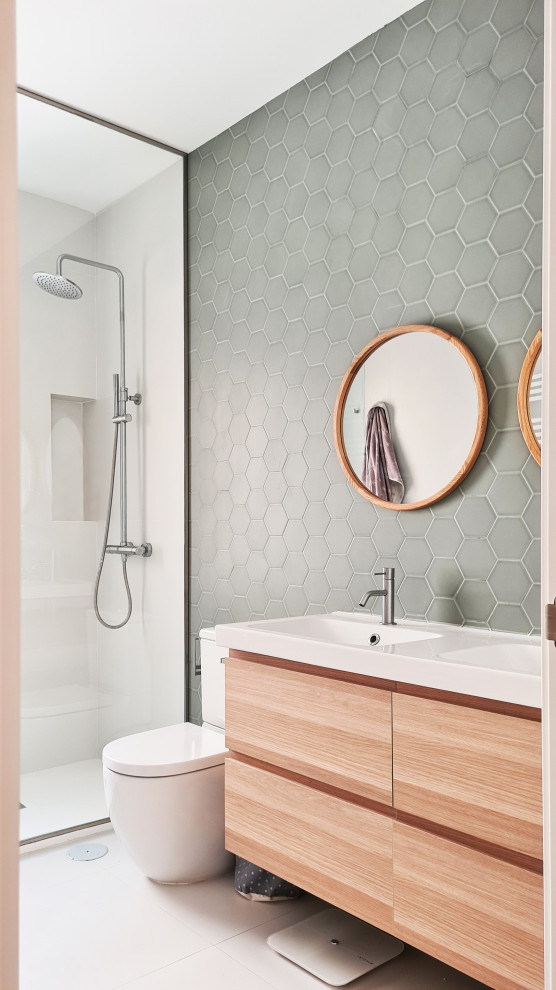 Idée de décoration pour une douche en alcôve design en bois clair avec un placard à porte plane, un carrelage gris, un lavabo intégré, un sol blanc, un plan de toilette blanc, meuble double vasque et meuble-lavabo suspendu.