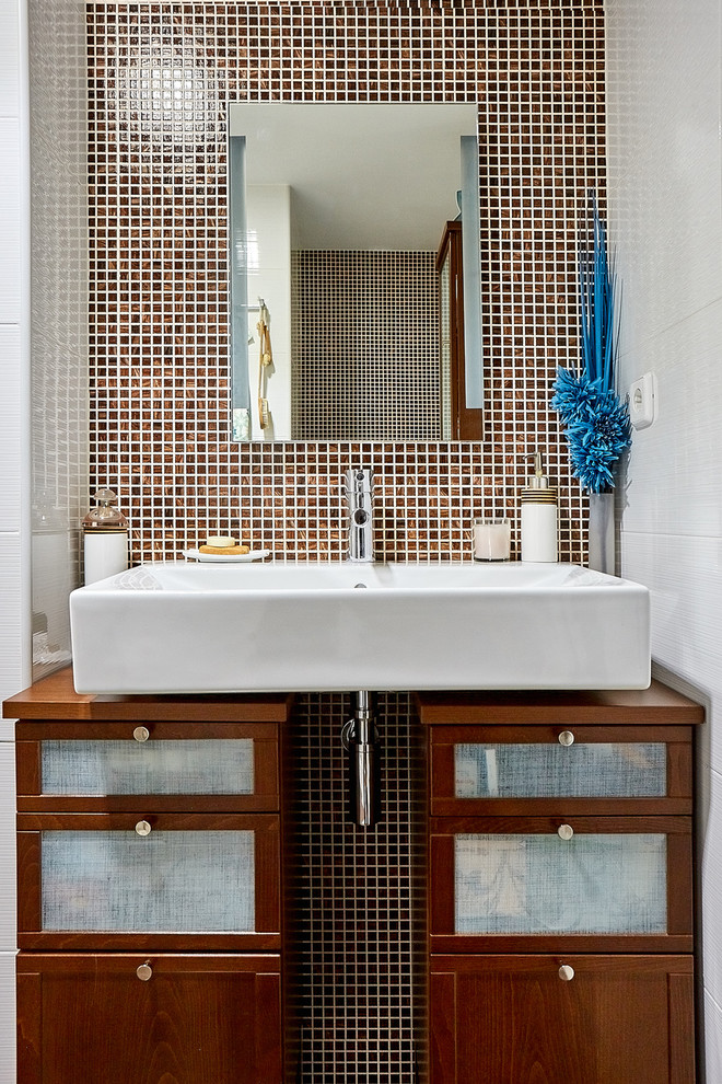 Modelo de cuarto de baño tradicional renovado con puertas de armario marrones, baldosas y/o azulejos marrones, baldosas y/o azulejos en mosaico, paredes blancas y lavabo integrado