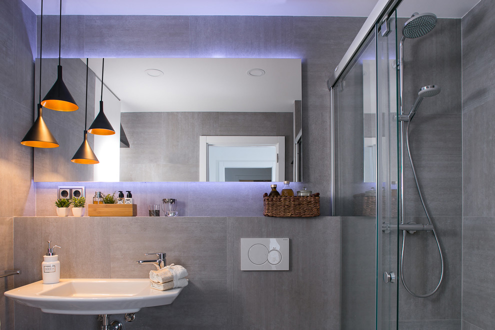 Immagine di una stanza da bagno minimalista con doccia alcova e lavabo sospeso