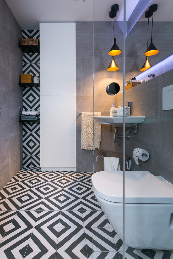 Foto de cuarto de baño minimalista de tamaño medio con sanitario de pared y lavabo suspendido