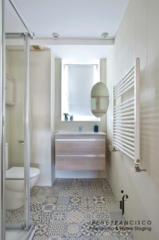 Inspiration för ett litet minimalistiskt en-suite badrum, med en hörndusch, en toalettstol med separat cisternkåpa, beige kakel, keramikplattor, beige väggar, klinkergolv i keramik, ett väggmonterat handfat, flerfärgat golv och dusch med skjutdörr