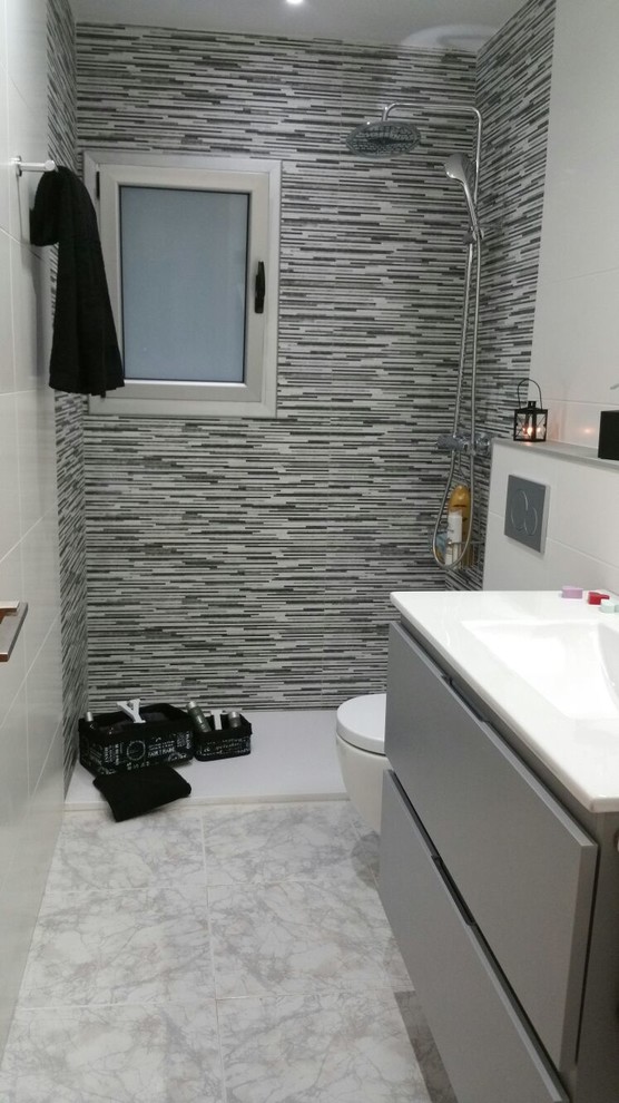 Foto di una piccola stanza da bagno con doccia design con ante lisce, ante grigie e doccia aperta