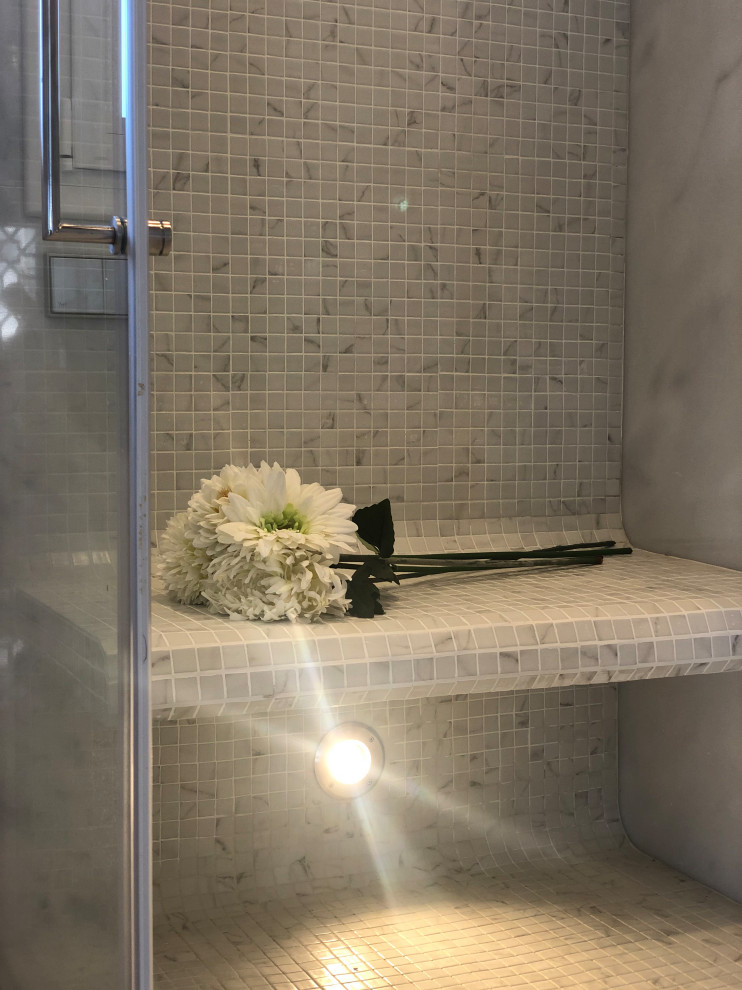 Foto de cuarto de baño minimalista de tamaño medio con aseo y ducha