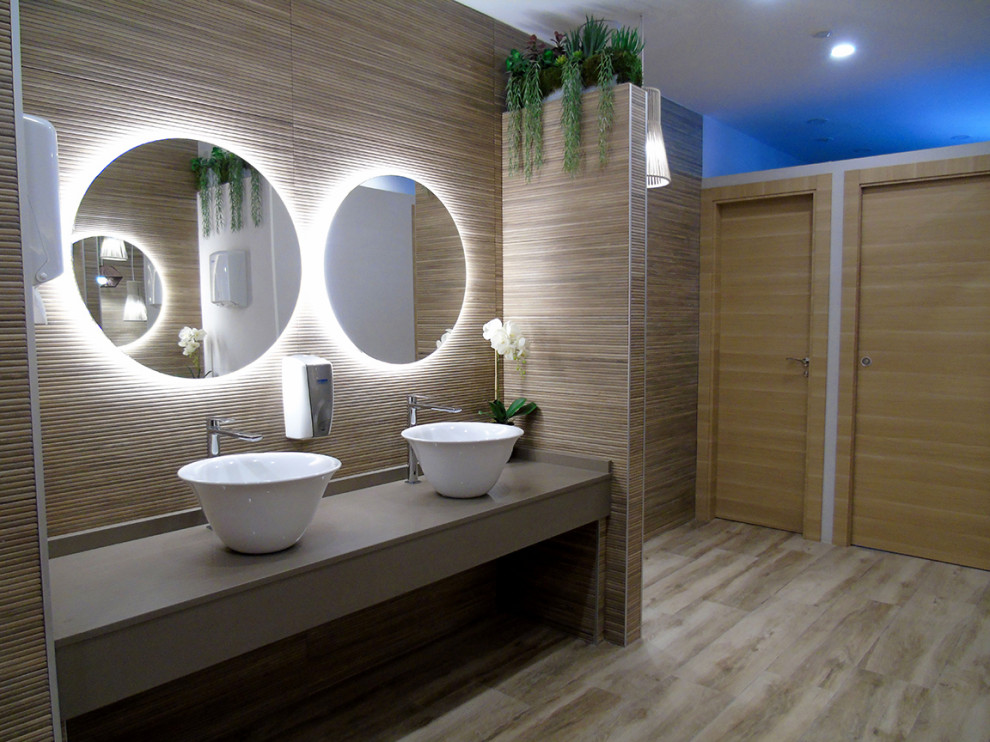 This is an example of a contemporary bathroom in Valencia.