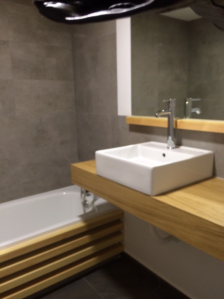 Foto de cuarto de baño principal contemporáneo de tamaño medio con bañera empotrada, combinación de ducha y bañera, lavabo sobreencimera y encimera de madera