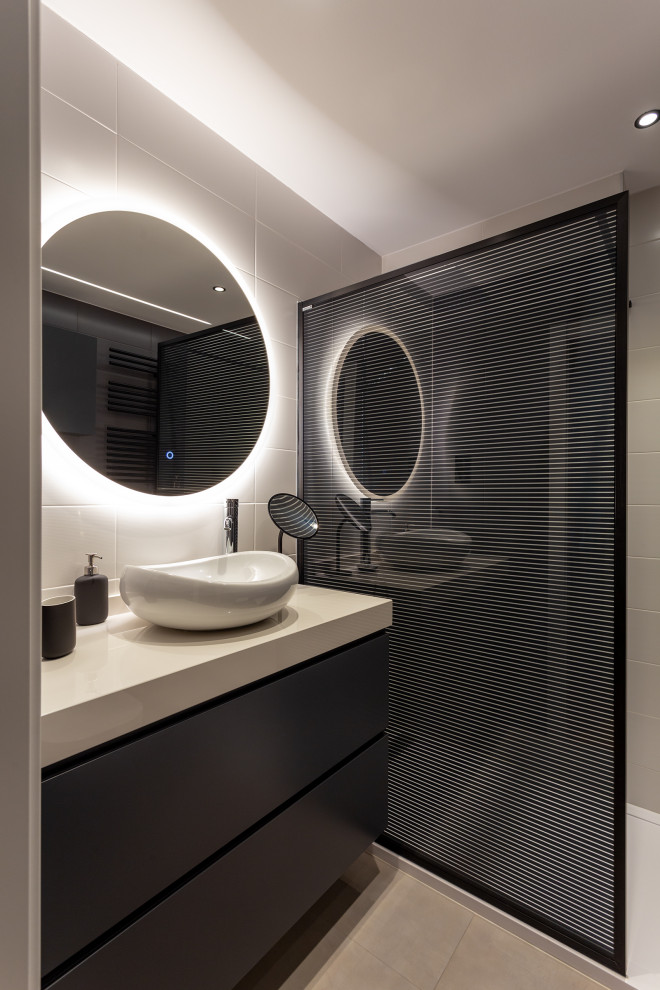 Ejemplo de cuarto de baño contemporáneo de tamaño medio con puertas de armario negras, ducha empotrada, sanitario de pared, baldosas y/o azulejos beige, paredes beige, lavabo sobreencimera y encimeras beige