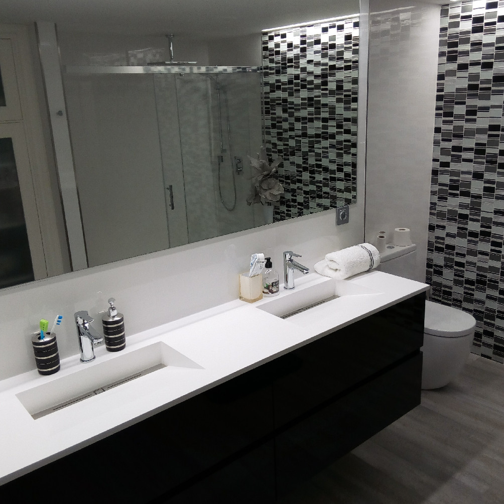 Reforma de cuarto de baño en blanco y Negro - Modern - Bathroom - Other -  by Cerámicas Santa Cruz | Houzz