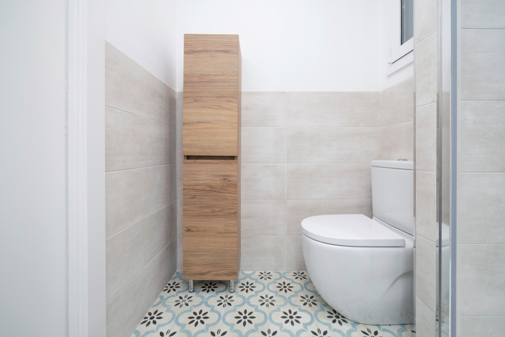 This is an example of a large contemporary ensuite bathroom in Barcelona with flat-panel cabinets, medium wood cabinets, an alcove shower, a one-piece toilet, beige tiles, ceramic tiles, white walls, ceramic flooring, a vessel sink, wooden worktops, beige floors, a sliding door, brown worktops, an enclosed toilet, a single sink and a floating vanity unit.