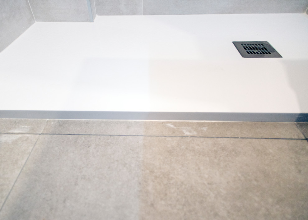 Foto di una stanza da bagno padronale design di medie dimensioni con ante bianche, doccia a filo pavimento, WC monopezzo, piastrelle beige, pavimento con piastrelle in ceramica, pavimento beige, doccia aperta e top bianco