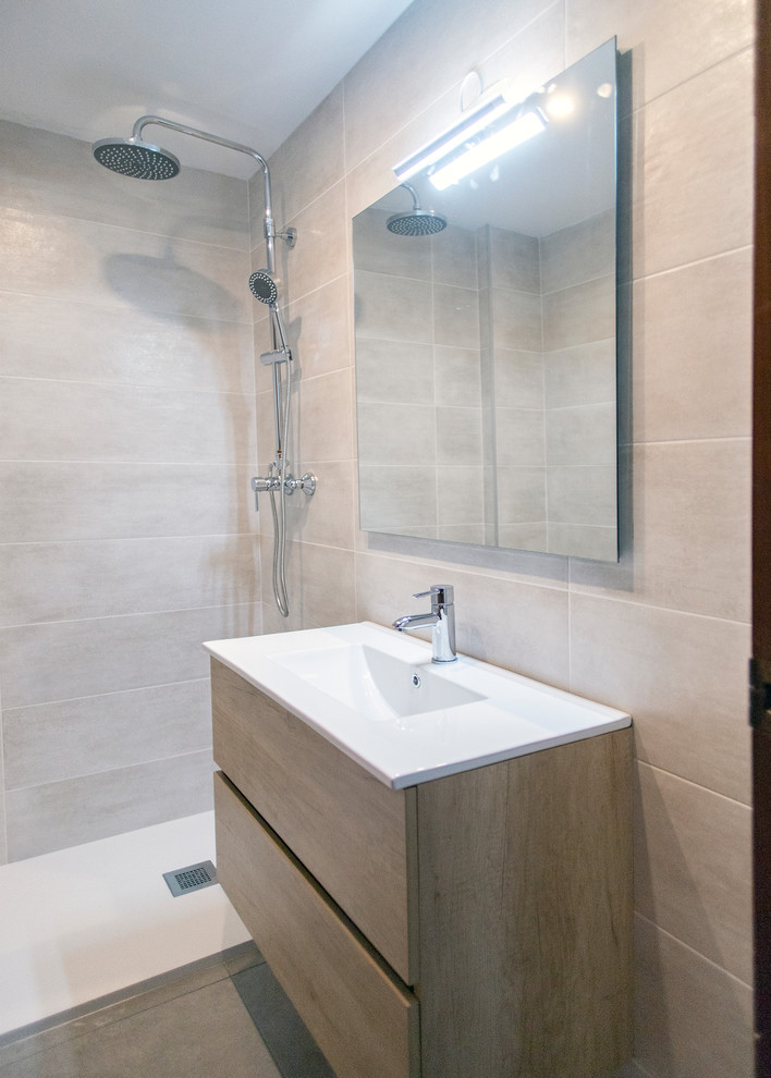 Idéer för att renovera ett mellanstort funkis vit vitt en-suite badrum, med vita skåp, en kantlös dusch, en toalettstol med hel cisternkåpa, beige kakel, klinkergolv i keramik, beiget golv och med dusch som är öppen