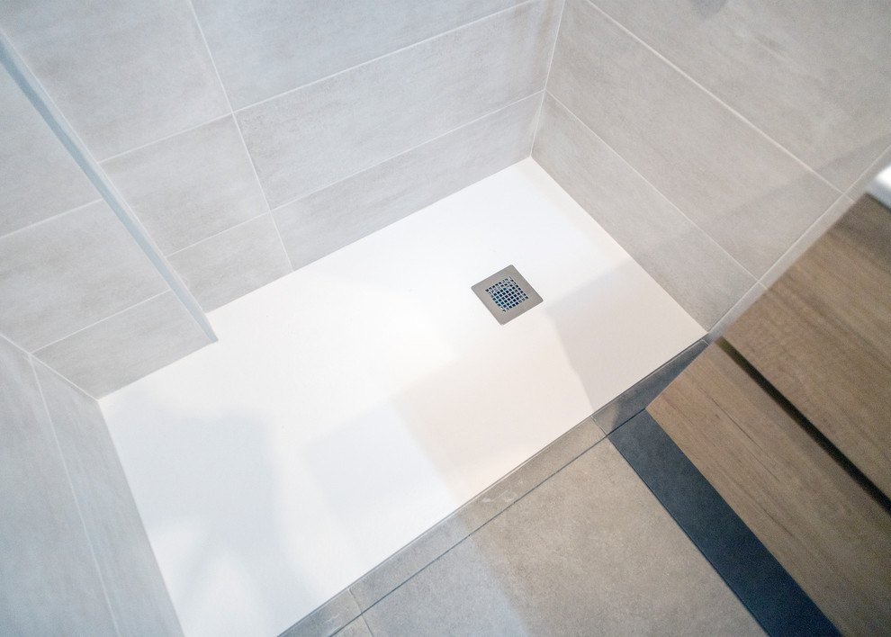 Esempio di una stanza da bagno padronale minimal di medie dimensioni con ante bianche, doccia a filo pavimento, WC monopezzo, piastrelle beige, pavimento con piastrelle in ceramica, pavimento beige, doccia aperta e top bianco