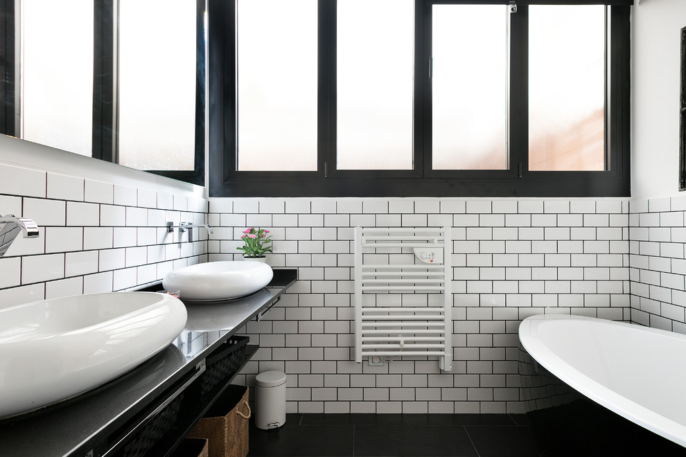 Mittelgroßes Klassisches Badezimmer En Suite mit freistehender Badewanne, Duschbadewanne, weißer Wandfarbe, Keramikboden und Aufsatzwaschbecken in Barcelona