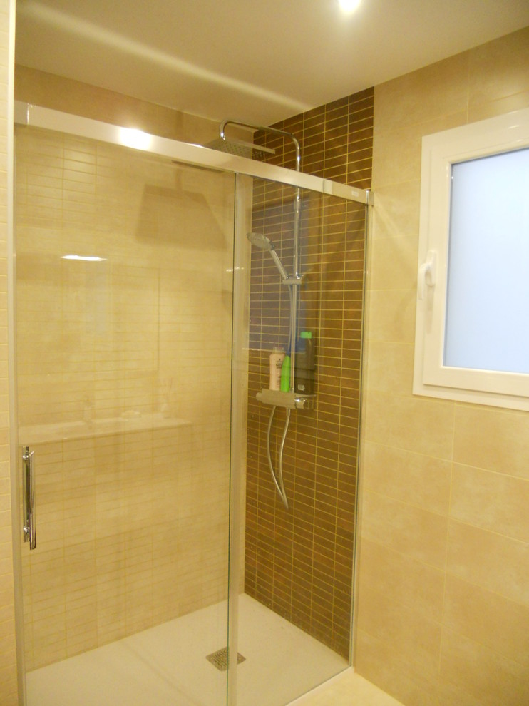Inspiration för små klassiska badrum med dusch, med en kantlös dusch och beige väggar