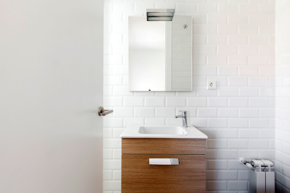 Ejemplo de cuarto de baño moderno de tamaño medio con armarios con paneles lisos, puertas de armario de madera oscura, ducha empotrada, paredes blancas, aseo y ducha y lavabo integrado