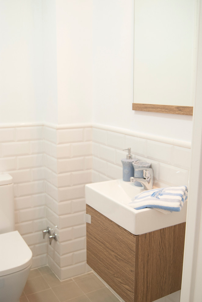 Идея дизайна: главная ванная комната среднего размера в современном стиле с плоскими фасадами, фасадами цвета дерева среднего тона, ванной в нише, душем над ванной, раздельным унитазом, белыми стенами, полом из керамической плитки и монолитной раковиной
