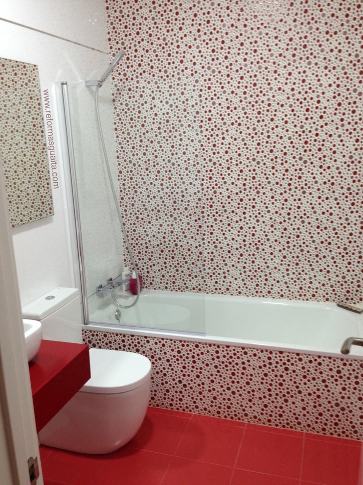 Réalisation d'une salle de bain principale style shabby chic de taille moyenne avec une baignoire en alcôve, un combiné douche/baignoire, WC séparés, un mur multicolore, un sol en carrelage de céramique et une vasque.