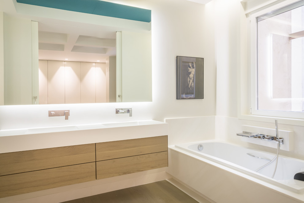Modelo de cuarto de baño principal contemporáneo de tamaño medio con armarios con paneles lisos, puertas de armario de madera oscura, bañera empotrada, combinación de ducha y bañera y lavabo integrado