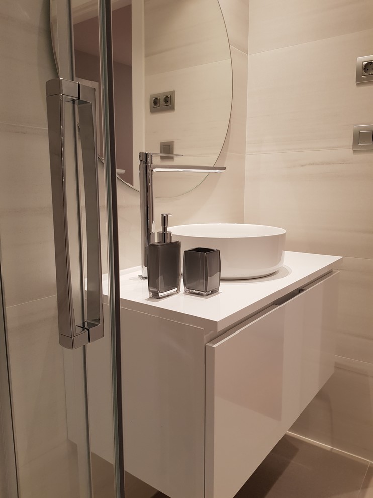 Imagen de cuarto de baño contemporáneo pequeño con puertas de armario blancas, ducha esquinera, aseo y ducha, lavabo sobreencimera, ducha con puerta con bisagras y encimeras blancas