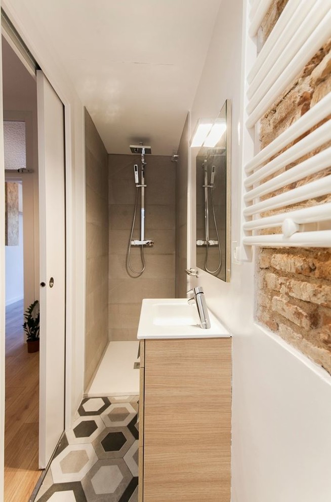 Idéer för att renovera ett litet minimalistiskt badrum med dusch, med en dusch i en alkov, klinkergolv i keramik, ett integrerad handfat, svart kakel, svart och vit kakel, brun kakel, grå kakel och vita väggar