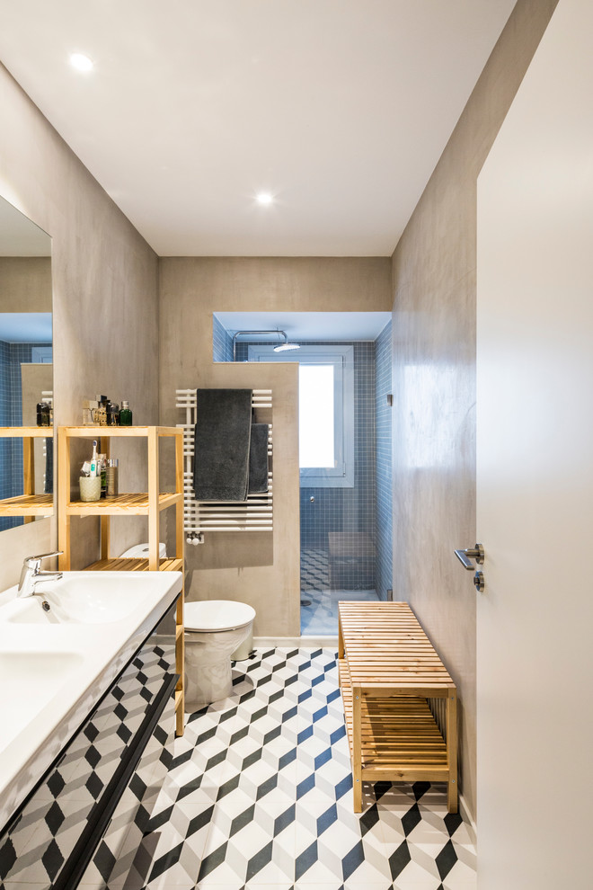 Idée de décoration pour une grande salle de bain urbaine avec un placard à porte plane, des portes de placard noires, WC séparés, un mur gris, un sol en carrelage de céramique et un lavabo intégré.